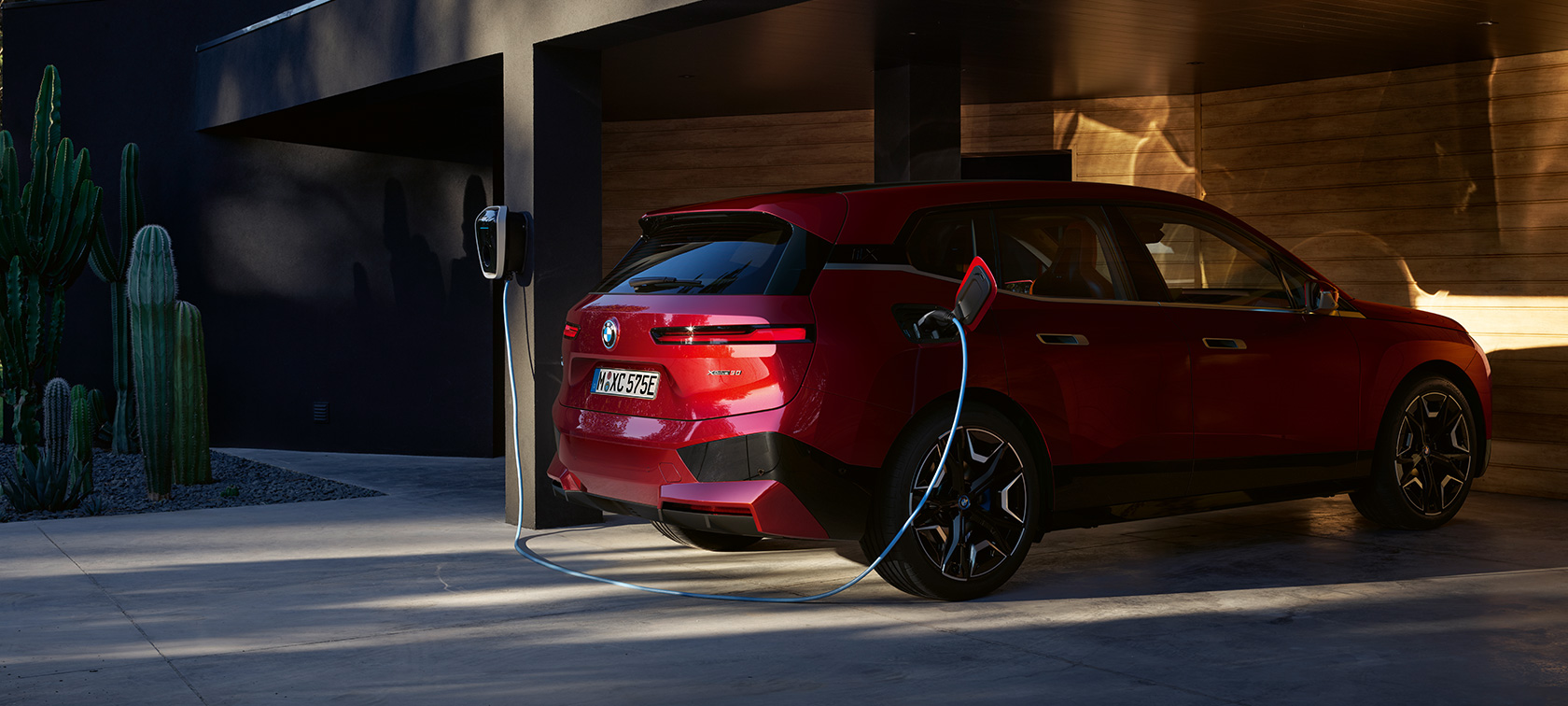 BMW Charging BMW iX la un BMW Wallbox